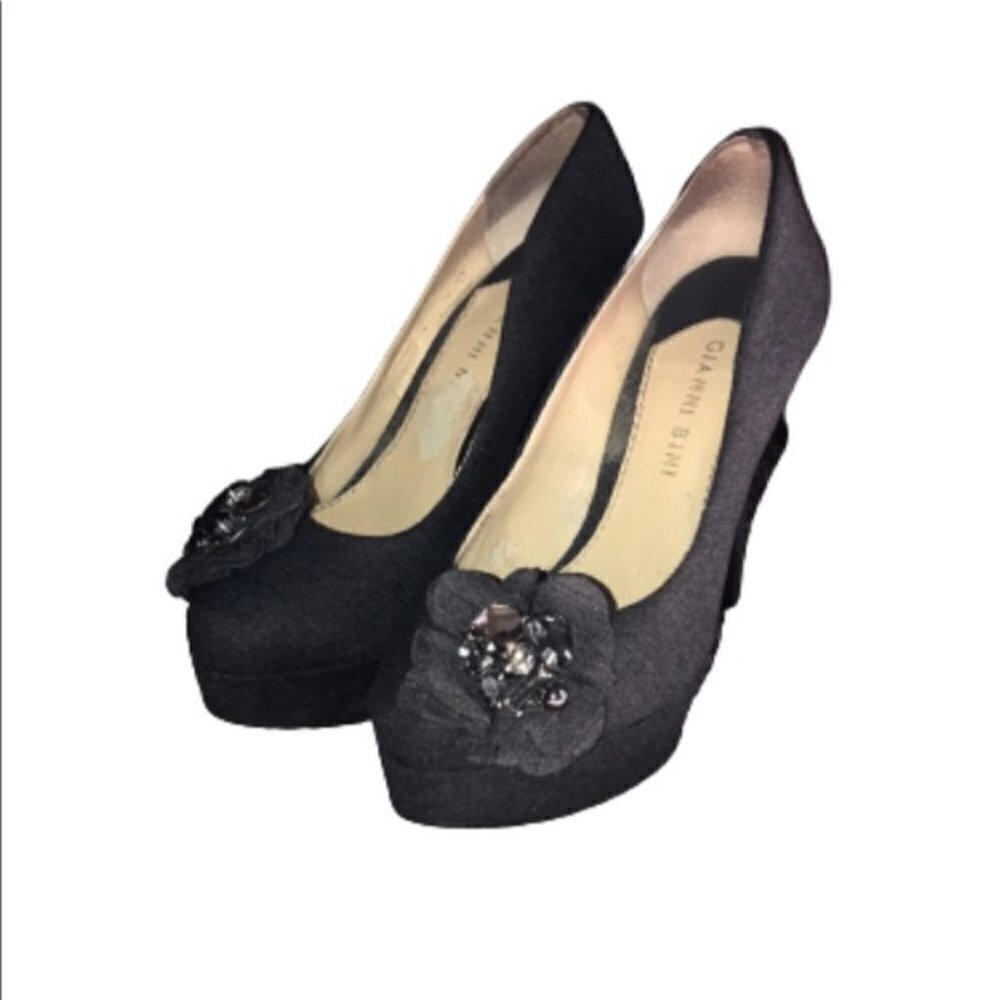 Gianni Bini charcoal gray platform pumps with floral accent EUC size 10M